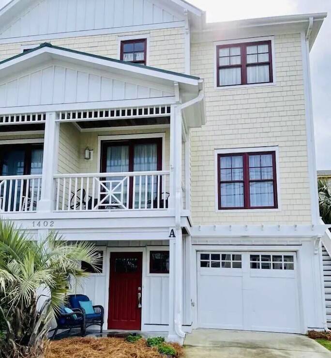 4 Bedroom 3 Bath townhome Steps from the...